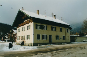 Der Oberauer Dorfplatz vor dem Abriss des "Kraushauses".
