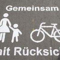 Obwohl unser Antrag damals abgelehnt wurde, ist der Loisachdamm- und Schanzweg mittlerweile ein ausgewiesener Fußweg!!!